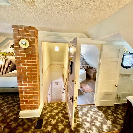 Holden House 1902 Bed & Breakfast Inn โคโลราโดสปริงส์ ภายนอก รูปภาพ
