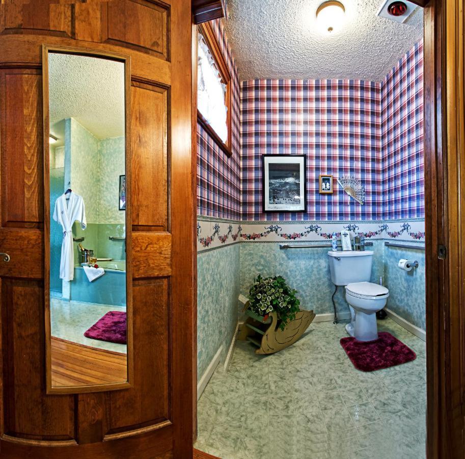 Holden House 1902 Bed & Breakfast Inn โคโลราโดสปริงส์ ภายนอก รูปภาพ