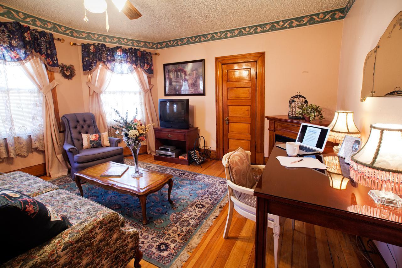 Holden House 1902 Bed & Breakfast Inn โคโลราโดสปริงส์ ภายนอก รูปภาพ