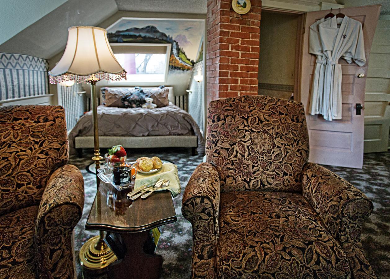 Holden House 1902 Bed & Breakfast Inn โคโลราโดสปริงส์ ภายนอก รูปภาพ