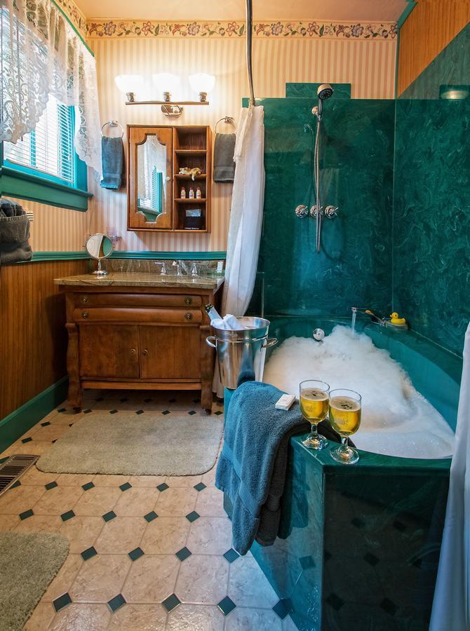 Holden House 1902 Bed & Breakfast Inn โคโลราโดสปริงส์ ภายนอก รูปภาพ