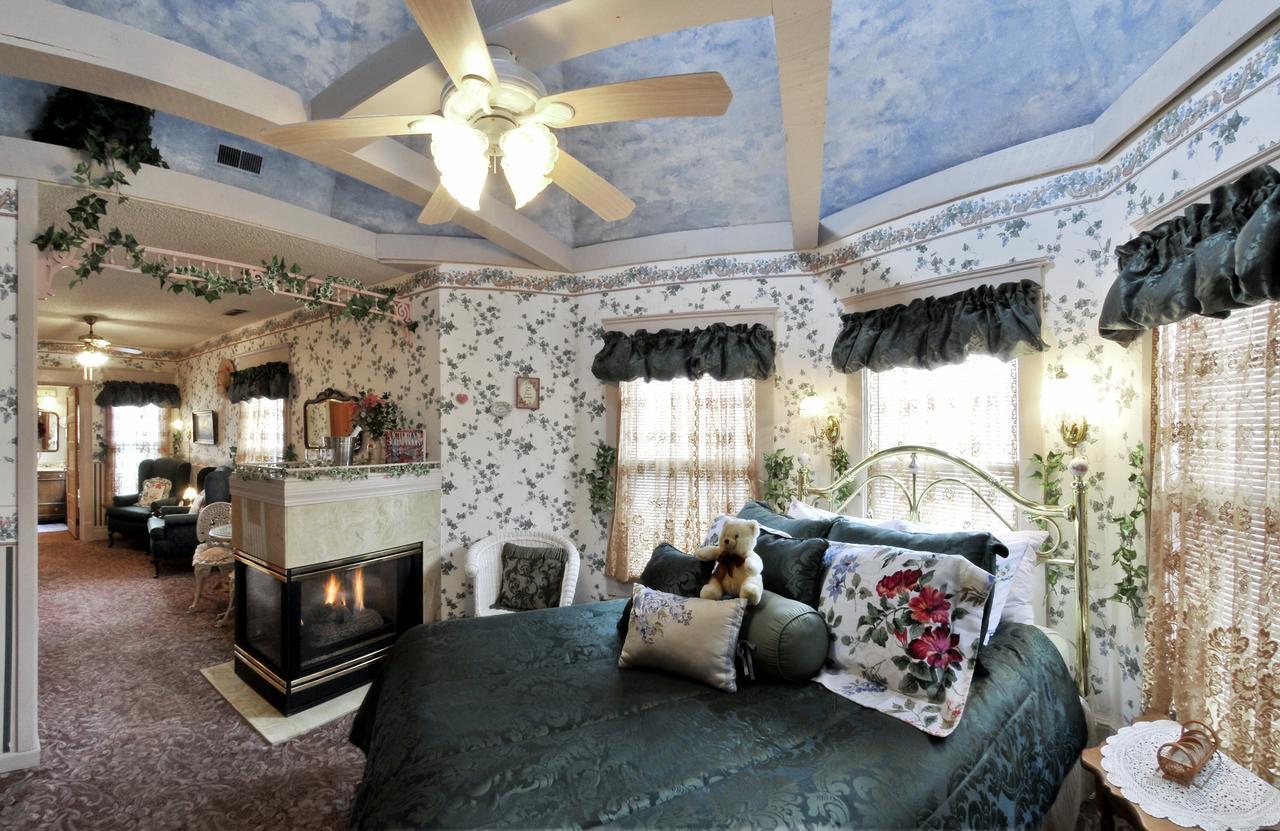 Holden House 1902 Bed & Breakfast Inn โคโลราโดสปริงส์ ภายนอก รูปภาพ