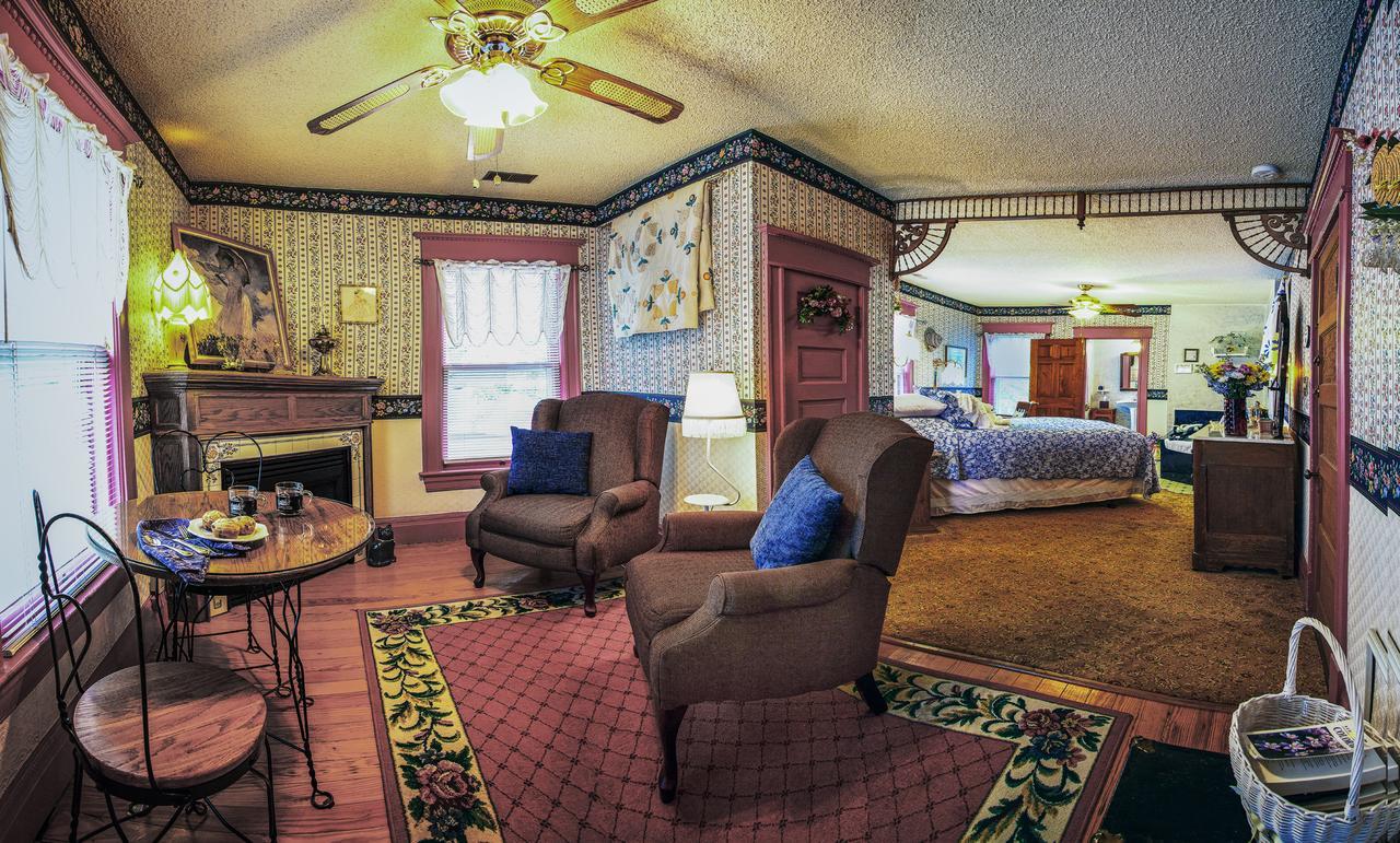 Holden House 1902 Bed & Breakfast Inn โคโลราโดสปริงส์ ภายนอก รูปภาพ