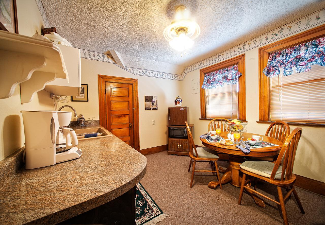 Holden House 1902 Bed & Breakfast Inn โคโลราโดสปริงส์ ภายนอก รูปภาพ