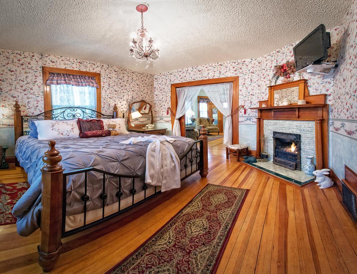 Holden House 1902 Bed & Breakfast Inn โคโลราโดสปริงส์ ภายนอก รูปภาพ
