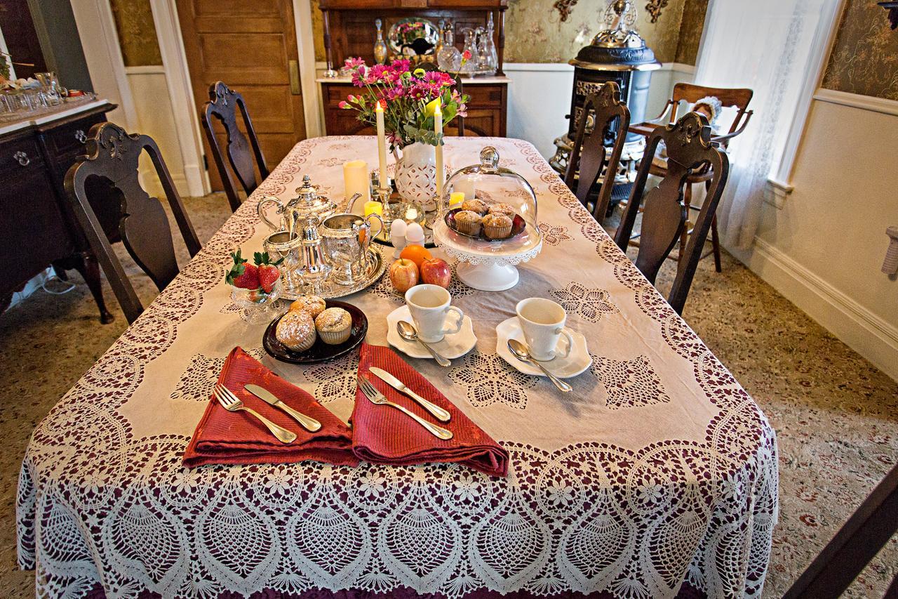 Holden House 1902 Bed & Breakfast Inn โคโลราโดสปริงส์ ภายนอก รูปภาพ
