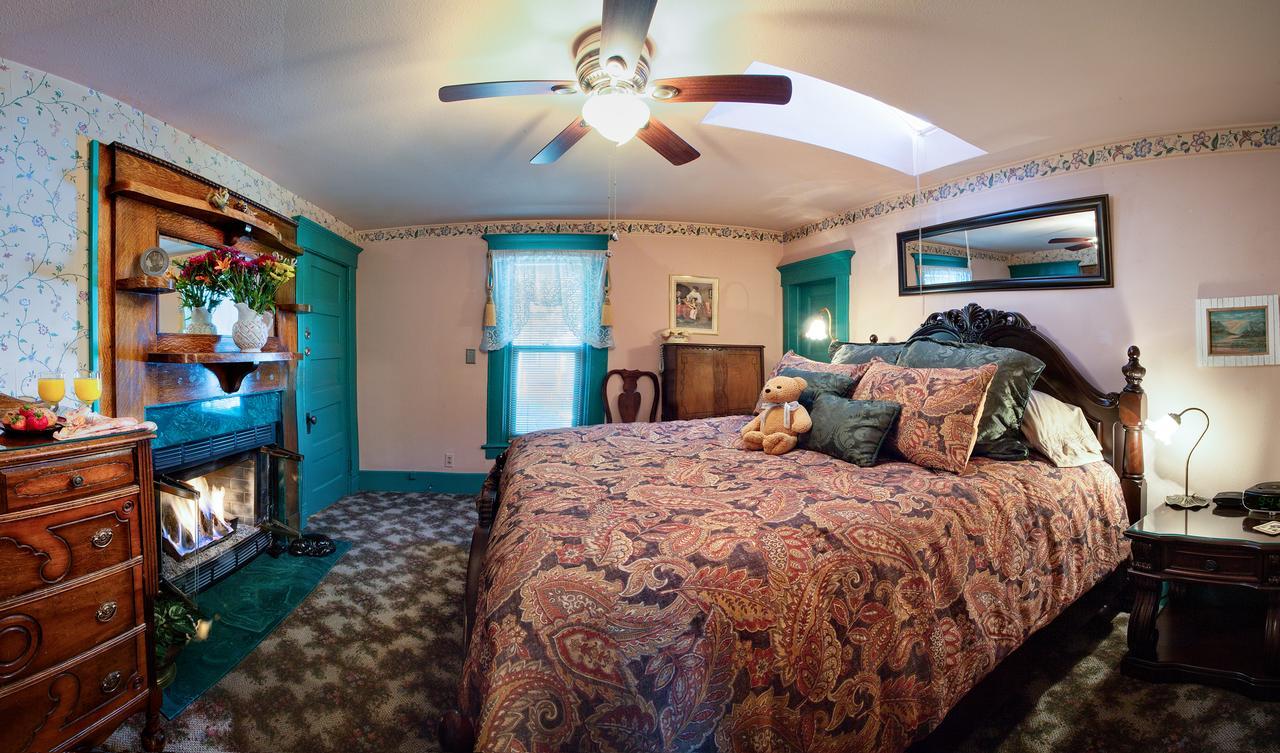 Holden House 1902 Bed & Breakfast Inn โคโลราโดสปริงส์ ภายนอก รูปภาพ