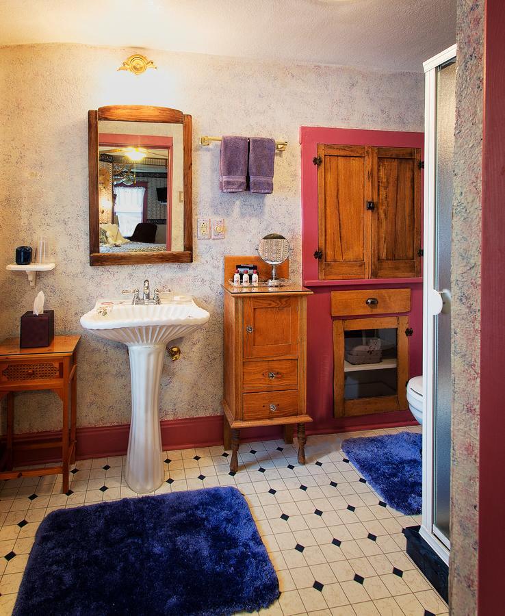 Holden House 1902 Bed & Breakfast Inn โคโลราโดสปริงส์ ภายนอก รูปภาพ