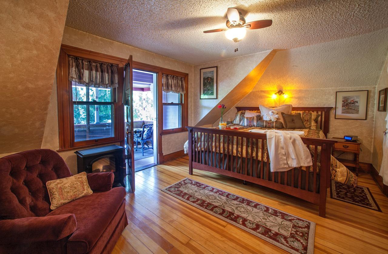 Holden House 1902 Bed & Breakfast Inn โคโลราโดสปริงส์ ภายนอก รูปภาพ