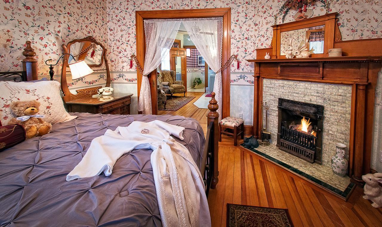 Holden House 1902 Bed & Breakfast Inn โคโลราโดสปริงส์ ภายนอก รูปภาพ